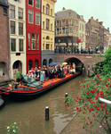 840367 Afbeelding van een zangkoor dat zingt op een 'muziekboot' op de Oudegracht bij de Maartensbrug (achtergrond) te ...